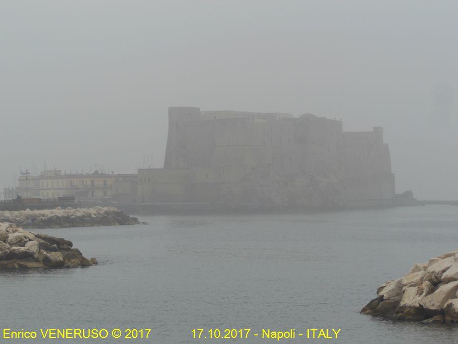 Napoli baciata dalla nebbia - 3.jpg